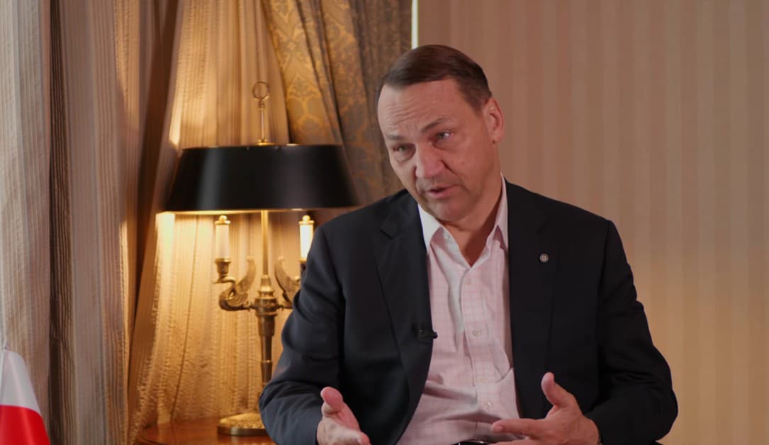  Сікорський: Україна має бути обережною, обираючи героїв, або ж не дивуйтеся наслідкам 