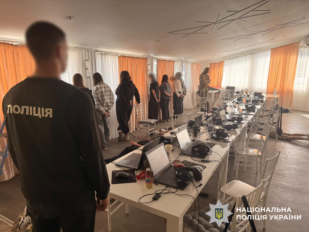  На Вінниччині викрили два шахрайські кол-центри: поліція вилучила 60 ноутбуків і 43 телефони 