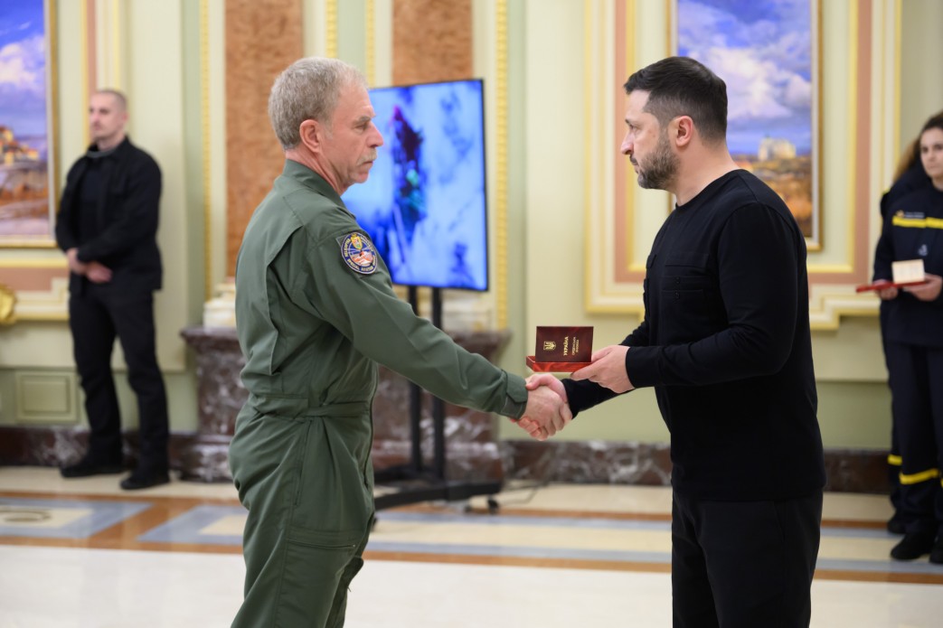  Зеленський нагородив 20 працівників ДСНС та вручив відзнаки «Героям-рятувальникам року» 