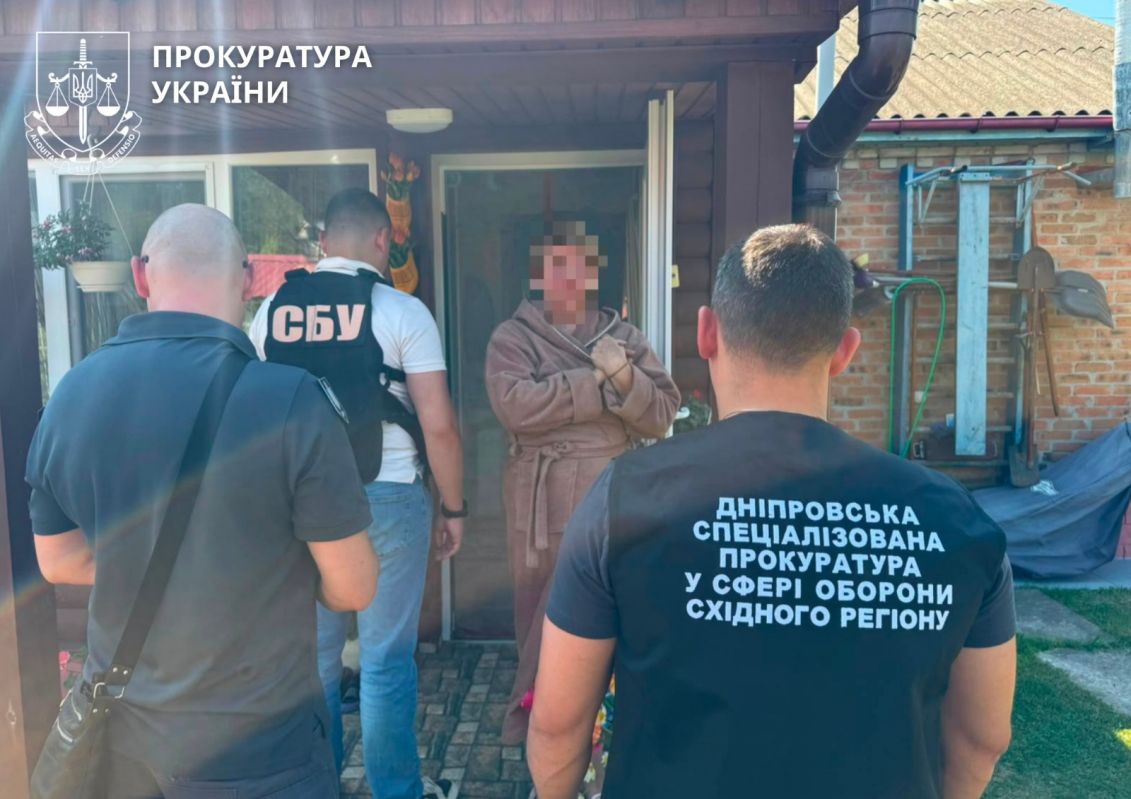  На Дніпропетровщині чотирьом особам оголосили підозру у вимаганні $20 тисяч за переведення військового в тил 