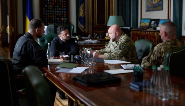  Зеленський провів зустрічі з військовим керівництвом і бойовими командирами 