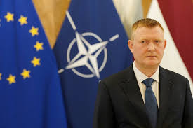  Міністр оборони Латвії передав українським військовим 14 бронемашин 