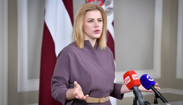  Прем’єрка Латвії тимчасово виконуватиме обов’язки міністра оборони після його відставки 