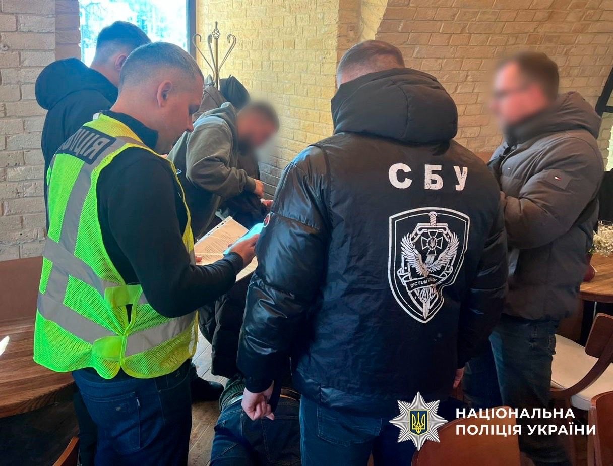  Поліція Києва затримала депутата, який за 10 тисяч доларів знімав з розшуку та працевлаштовував призовників на критично важливе підприємство заради бронювання 