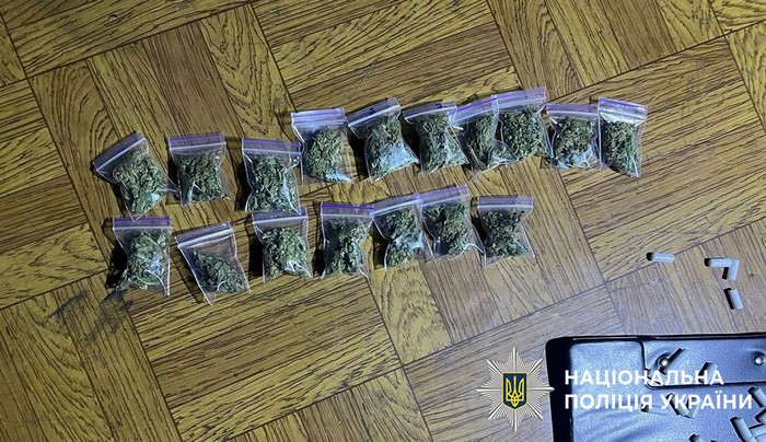  Поліцейські затримали студента київського вишу, який збував наркотики своїм однокурсникам 