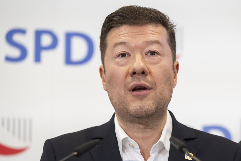  Чеські популісти обіцяють прибрати українські прапори з держустанов у разі приходу до влади 
