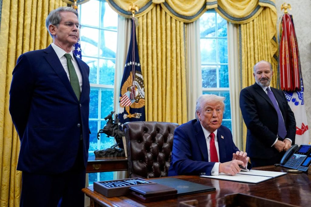  ЗМІ дізнались, хто переконав Трампа призупинити дію тарифів 