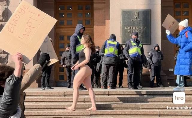  Дівчину, яка роздягнулася на мітингу під КМДА, оштрафували на 85 грн 