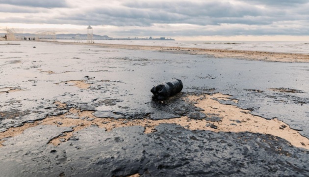  У Росії заявляють, що очищення Чорного моря від мазуту може тривати до 10 років 