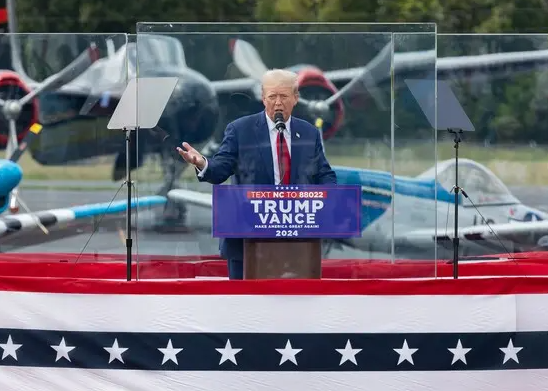  Трамп провів перший після замаху мітинг за куленепробивним склом 