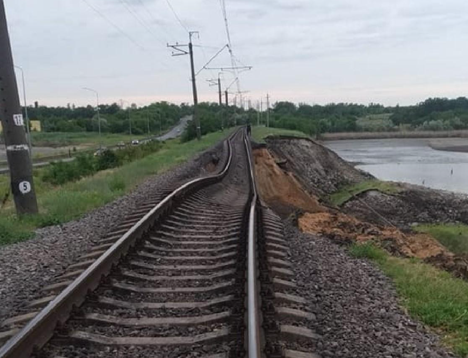  Біля Нікополя через підрив Каховської ГЕС сповзла залізниця: потяги затримуються 