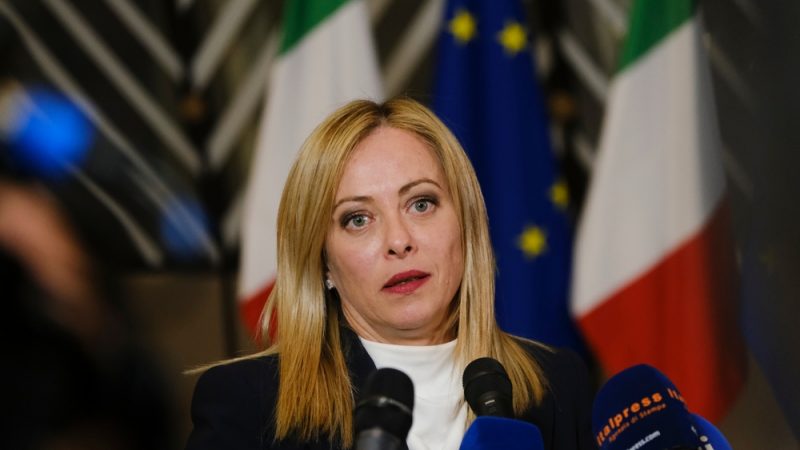  Прем’єрку Італії критикують за співи на ювілеї її соратника Сальвіні на тлі трауру за мігрантами 