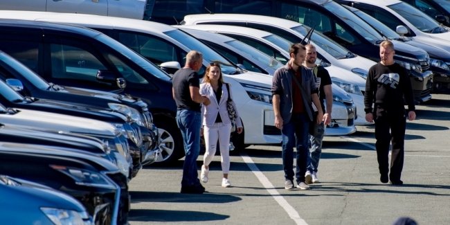  Росіяни масово переходять на вживані автомобілі через санкції проти автосектору 