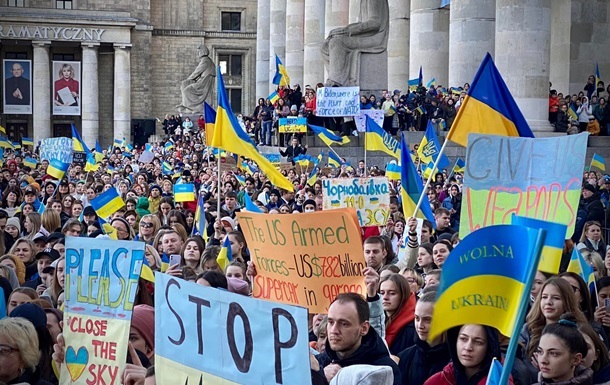  Частина поляків змінила ставлення до біженців з України - опитування 
