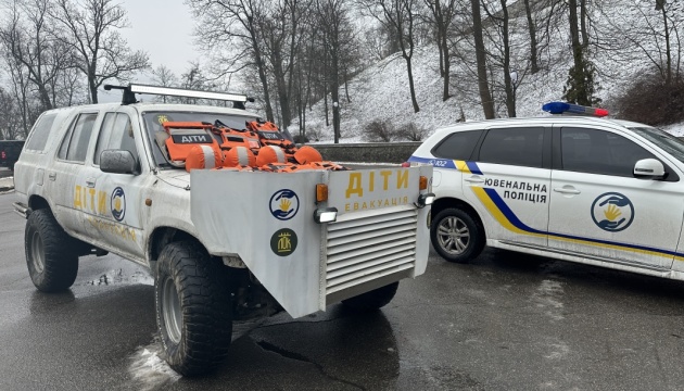  Поліція отримала 500 бронежилетів і броньоване авто для евакуації дітей із зони бойових дій 