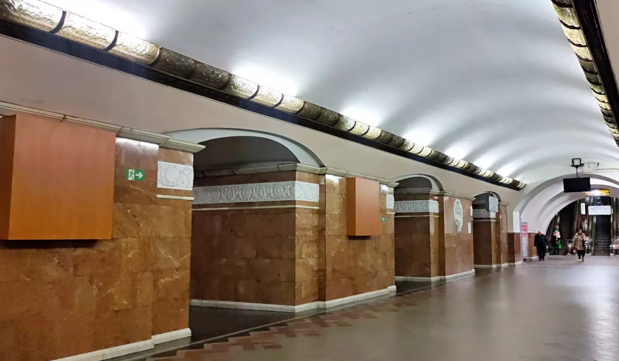  У київському метро приховали бюсти з російськими діячами 