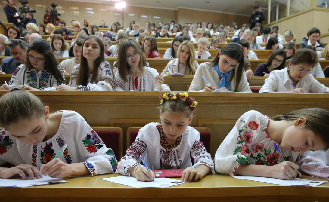  Українцям розказали, коли відбудеться та як написати радіодиктант національної єдності 2022 