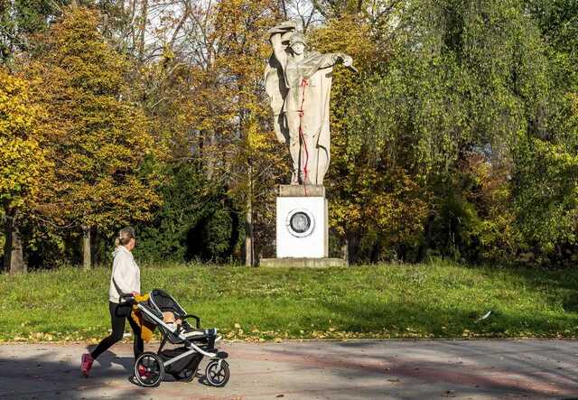 У Чехії на пам’ятнику червоноармійцю домалювали крадену пральну машинку 
