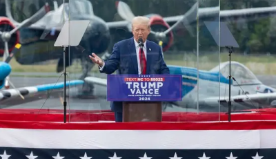 Трамп провів перший після замаху мітинг за куленепробивним склом