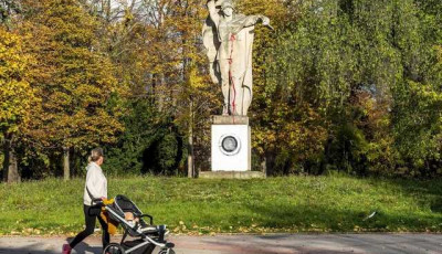 У Чехії на пам’ятнику червоноармійцю домалювали крадену пральну машинку