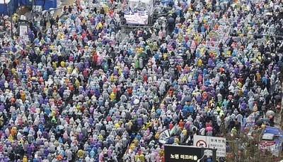 У Сеулі тисячі людей вийшли на протест через рішення суду про імпічмент Юн Сок Йоля