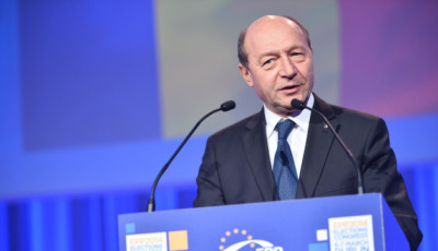 Санду повернула громадянство Молдови експрезиденту Румунії Бесеску