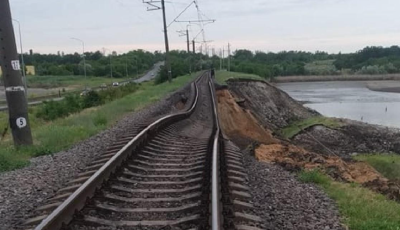 Біля Нікополя через підрив Каховської ГЕС сповзла залізниця: потяги затримуються