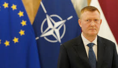 Міністр оборони Латвії передав українським військовим 14 бронемашин